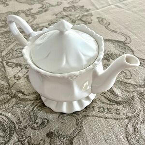 NWT GRACE'S TEAWARE EUROPEAN STYLE CERAMIC VICTORIAN OFF WHITE TEA/COFFEE POT